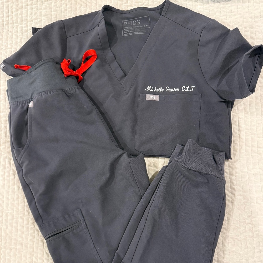 Figs scrub set in charcoal